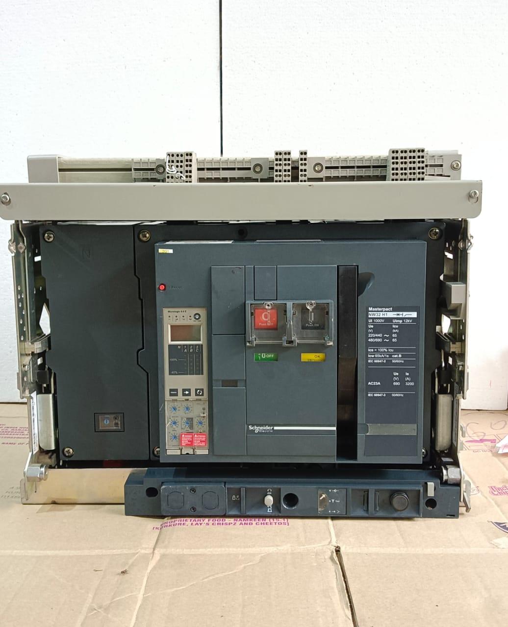 MERLIN GERIN MASTERPACT NW32 H1 3200 AMP 4 POLE AIR CIRCUIT BREAKER 
